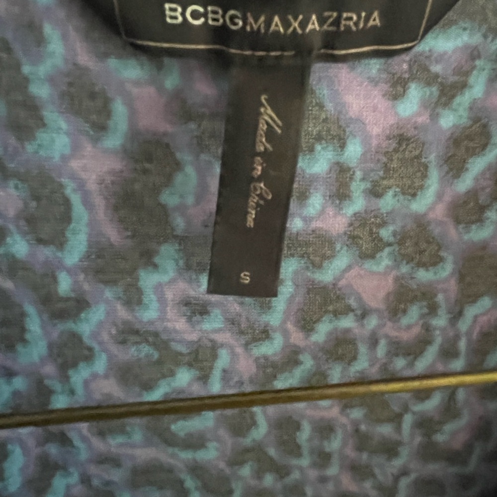 BCBG wrap dress! Sleeves got to elbow. Fits 53” woman at knee length.